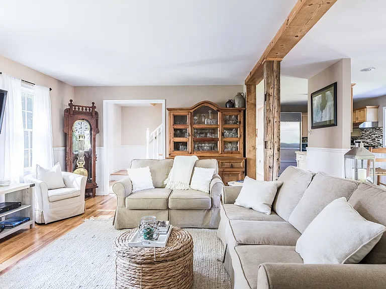 27 Edwards Ave — Photo 8