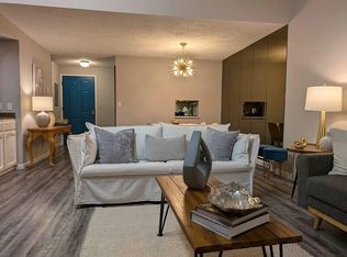 19115 Ballinger Way NE APT 203, Lake Forest Park, WA 98155