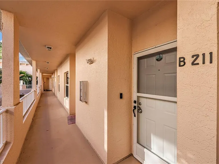 1044 Woodshire Ln #B211 — Photo 3