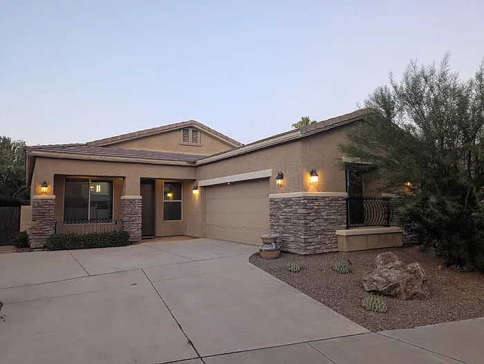 3 bed, 2.0 bath, 1882 sqft, $2,295 — Photo 2