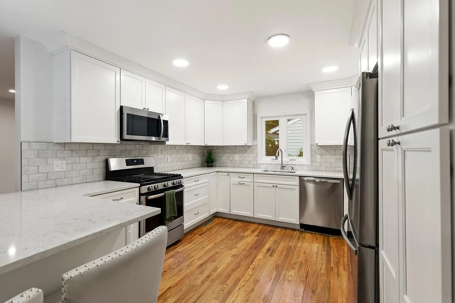 4 bed, 2200 sqft, $6,900 — Photo 3