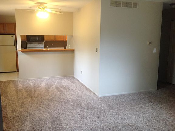 4th image of 3051 Oakridge Ct #A