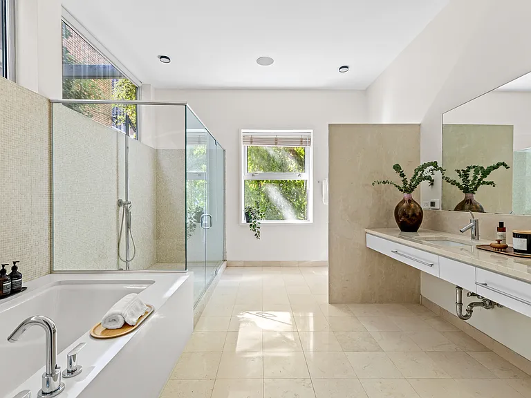 240 E 61st St #1 — Photo 15