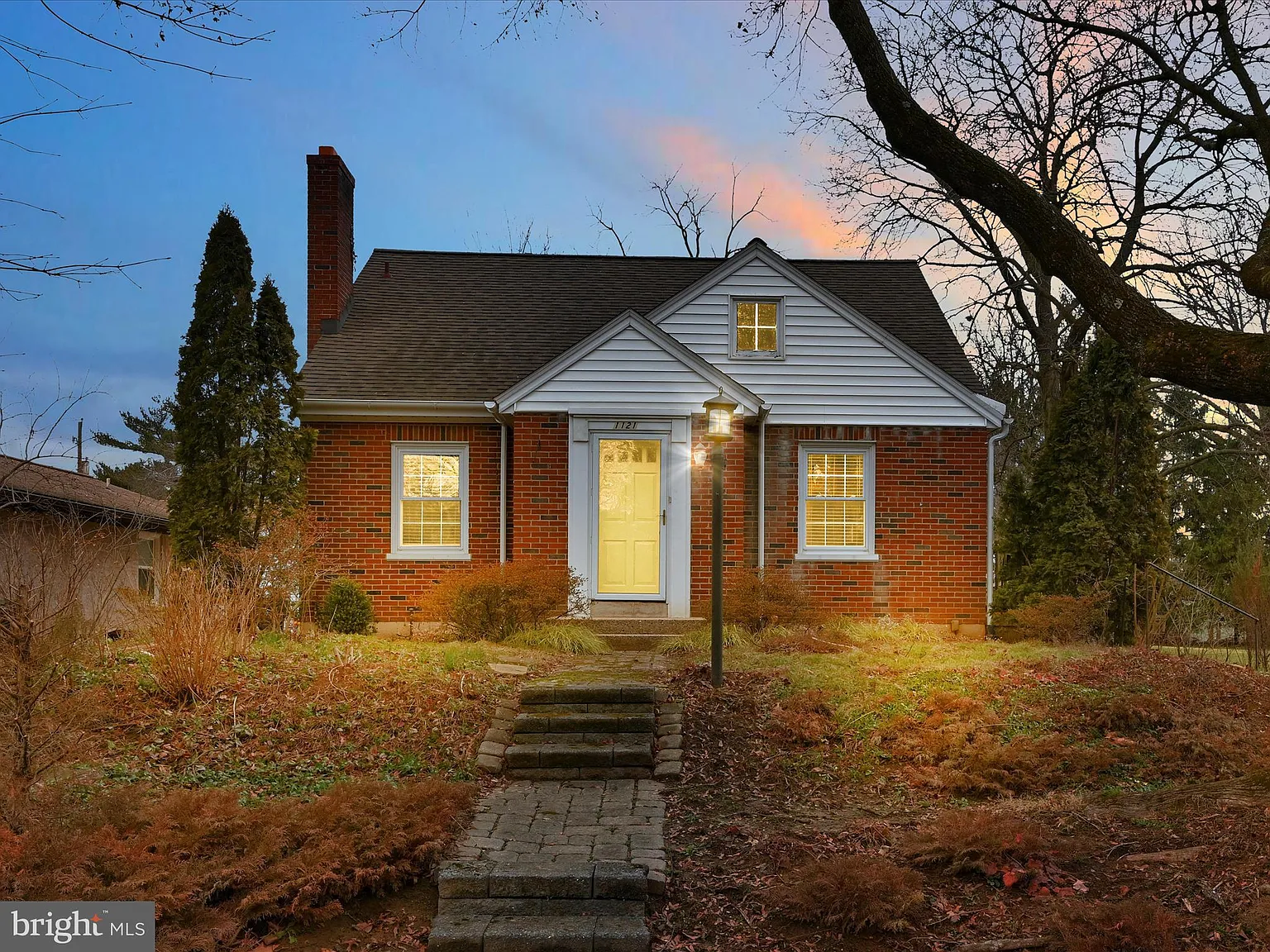 1121 Crest Ln photo 1
