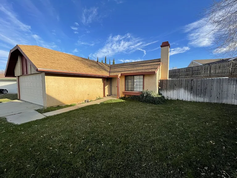 204 Meadowbrook Ct — Photo 2