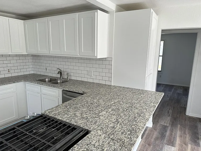 516 E George St — Photo 20