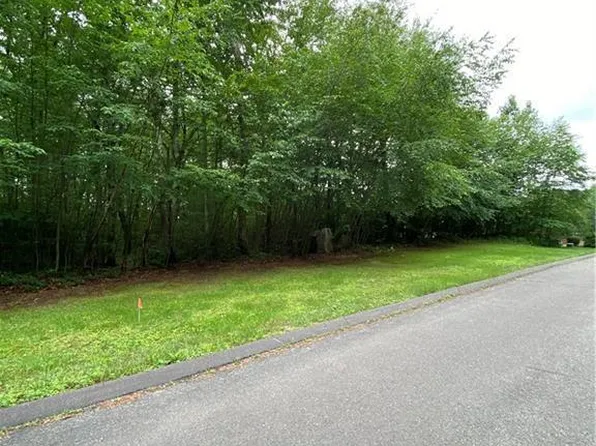 39 Laurelwood Pond Lane, New Hartford, CT 06057