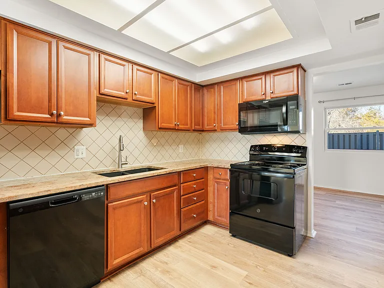 30 Carolina Ct — Photo 8