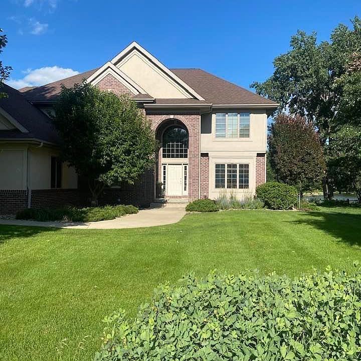 1st image of 925 Lakeshore Dr