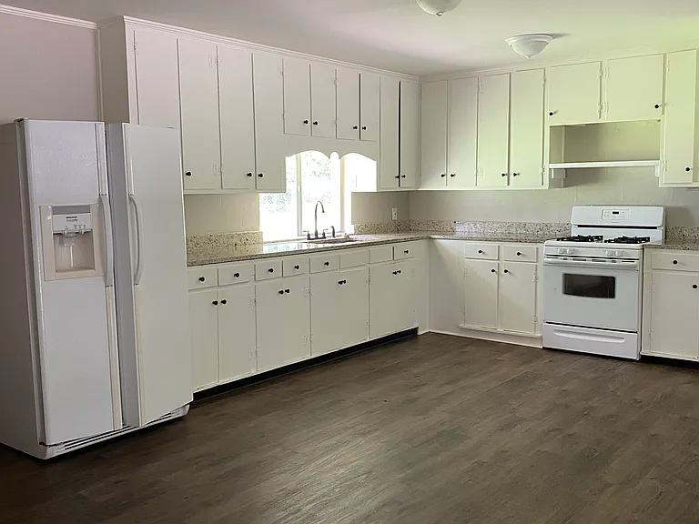 105 Albert St — Photo 2