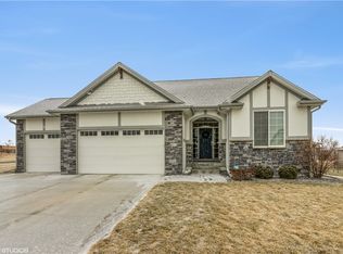 800 NE Owl Ridge Ln, Waukee, IA 50263