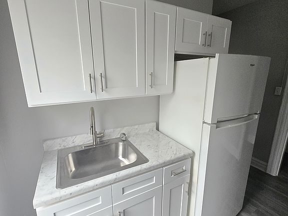 5th image of 456 Baldwin Ave #B