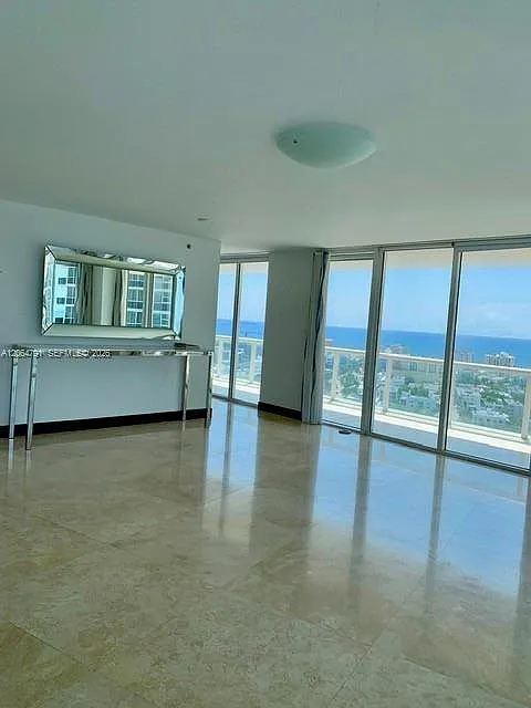 Icon Condo — Photo 2