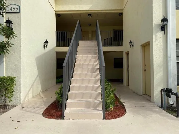 1455 Lake Crystal Dr, West Palm Beach, FL