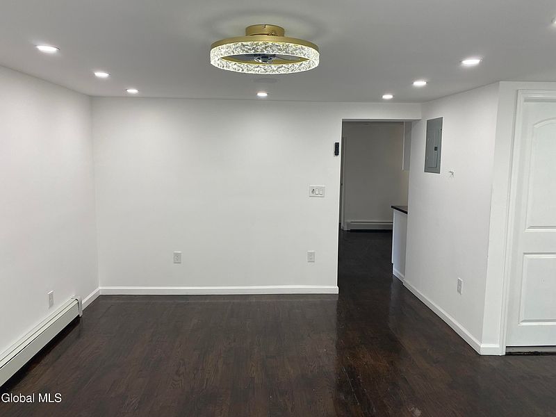 5th image of 885 Yorkston Street