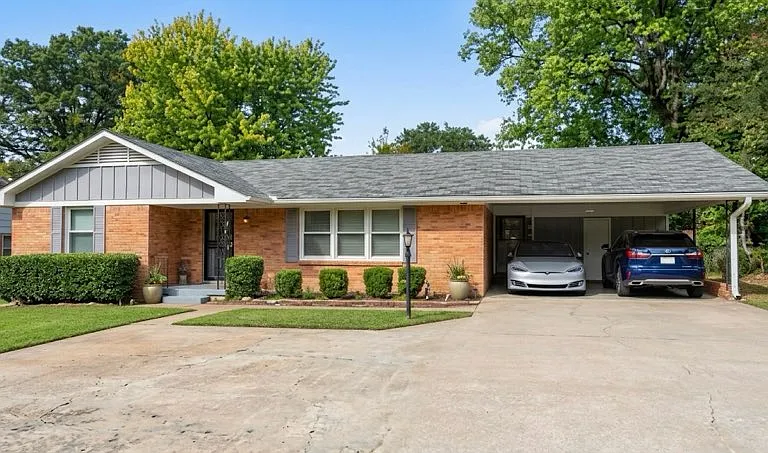 E Holmes Rd — Photo 1