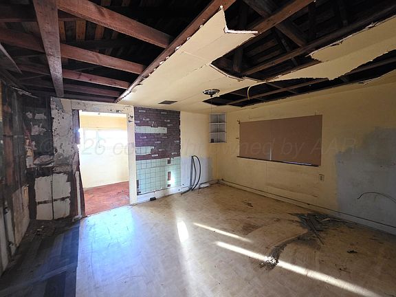 4th image of 919 N Main St