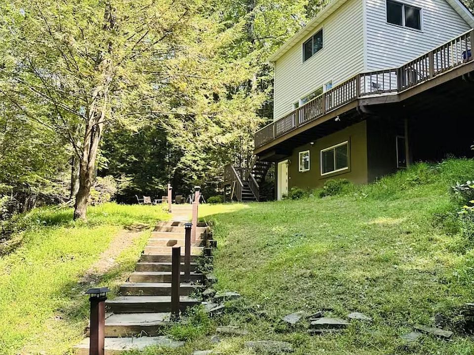 Bluestone footpath to house. Solar lighting on posts.