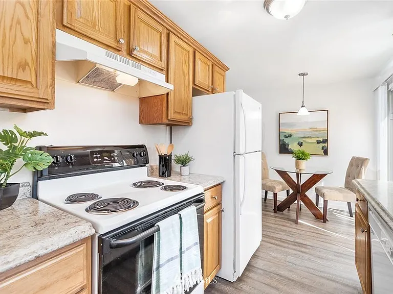 1744 N Rainier Ave — Photo 11