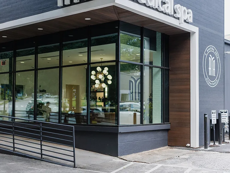 Here at Modera Decatur, connections come easy, and you can enjoy having shopping and dining at your fingertips.