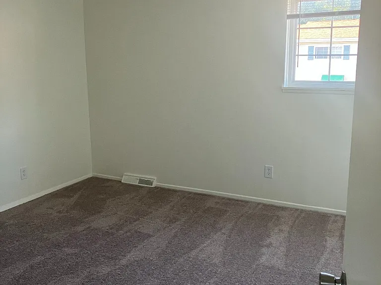 Evergreen Village Apartments & Townhouses — Photo 37
