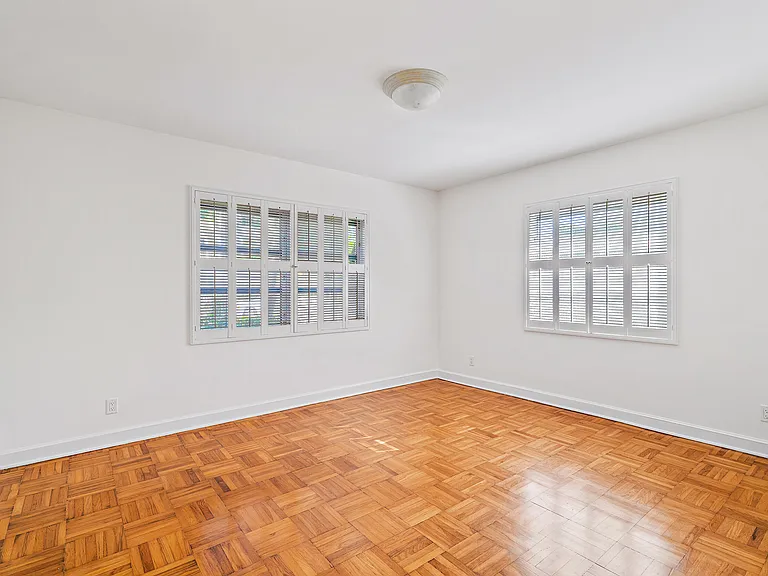 210 Russlyn Dr — Photo 11