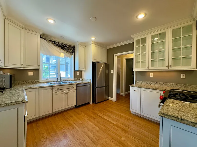 115 E Northern Pkwy — Photo 30