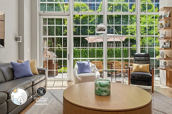 Living room, photo 2