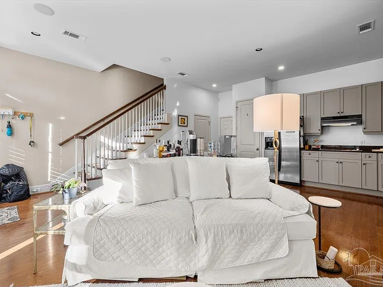 214 W La Rua St — Photo 10