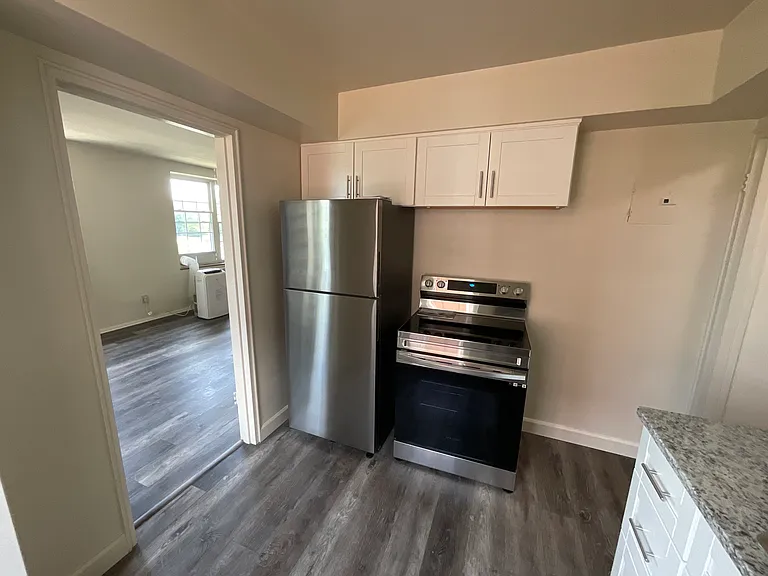 Country Club Apartments — Photo 18