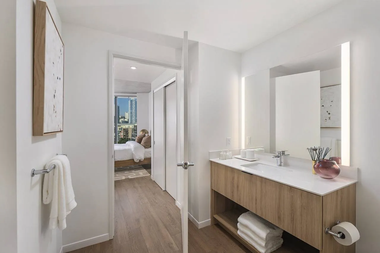2 bed, 921 sqft, $7,352 — Photo 1
