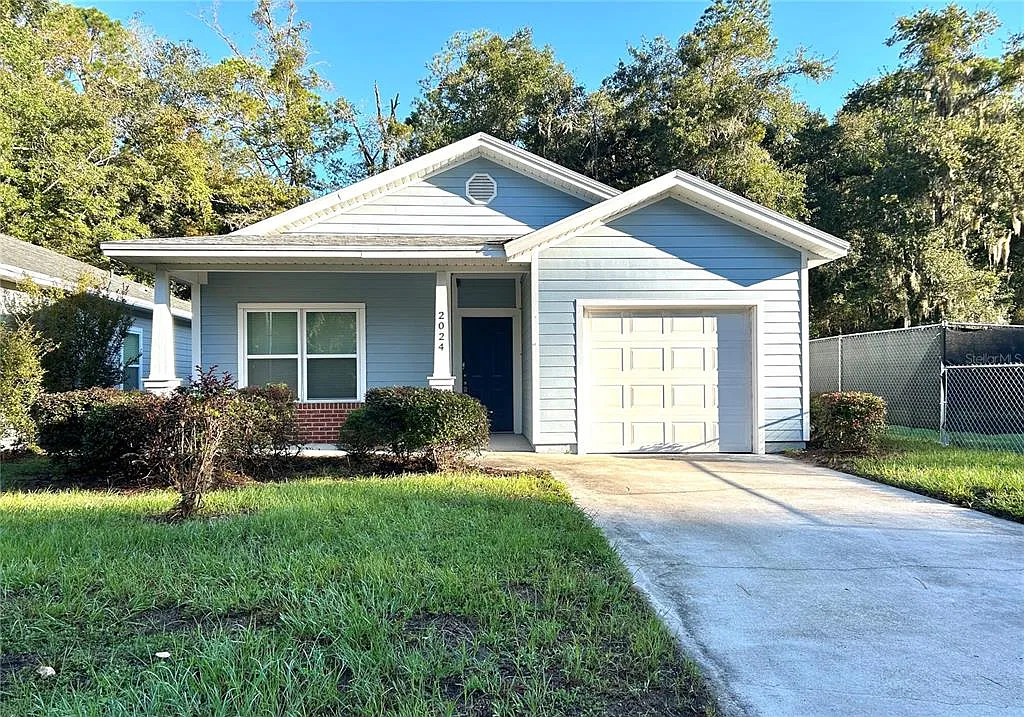 3 bed, 2.0 bath, 1194 sqft, $2,000 — Photo 1