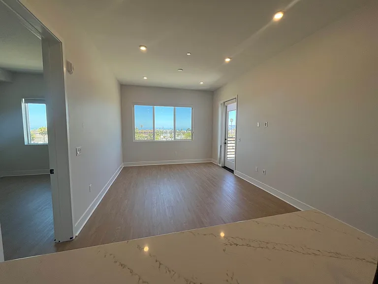 401 W Grand Ave #401 — Photo 6