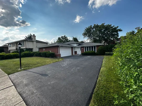 10325 S Interlochen Dr, Palos Hills, IL 60465