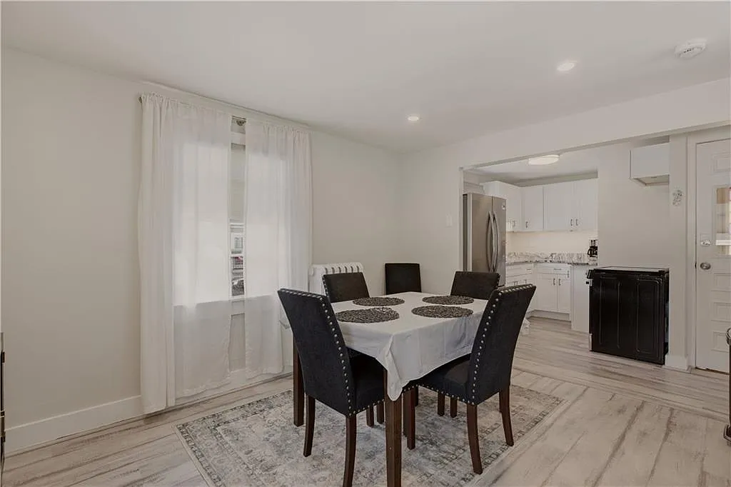 3 bed, 777 sqft, $4,500 — Photo 3
