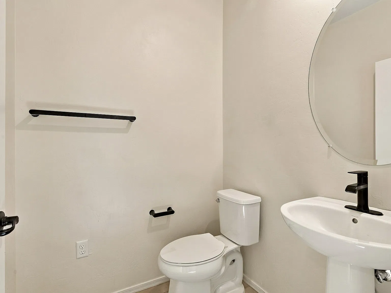 4 bed, 2.5 bath, 2212 sqft, $2,200 — Photo 4