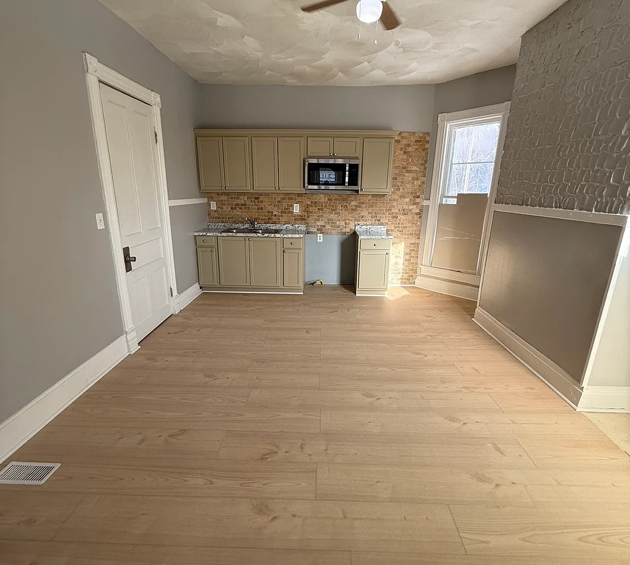 1 bed, 800 sqft, $1,050 — Photo 1