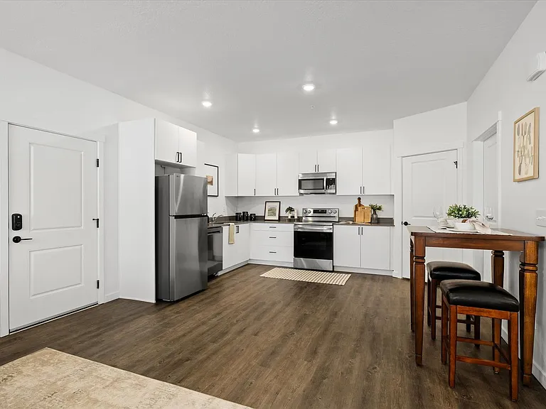 Shamrock Apartments — Photo 15