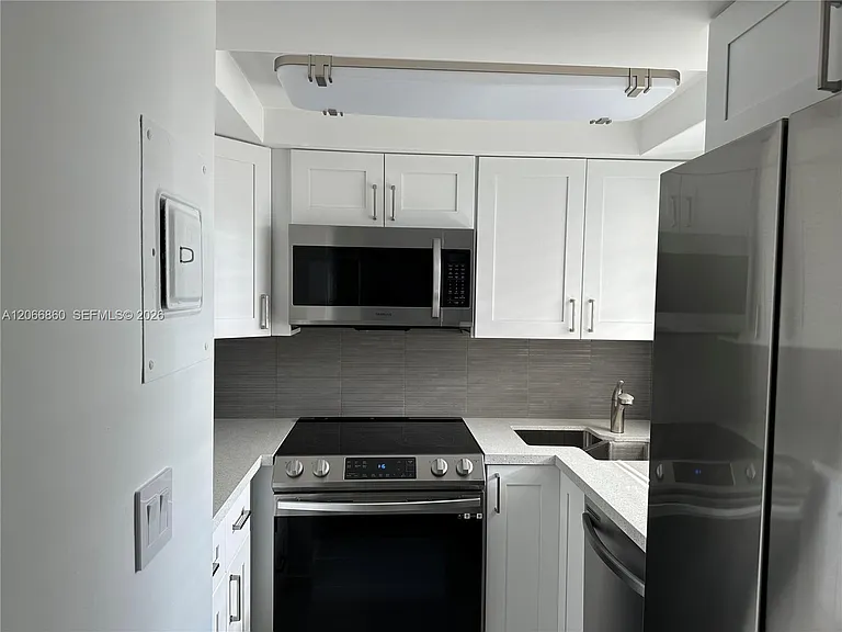 1333 E Hallandale Beach Blvd #423 — Photo 4