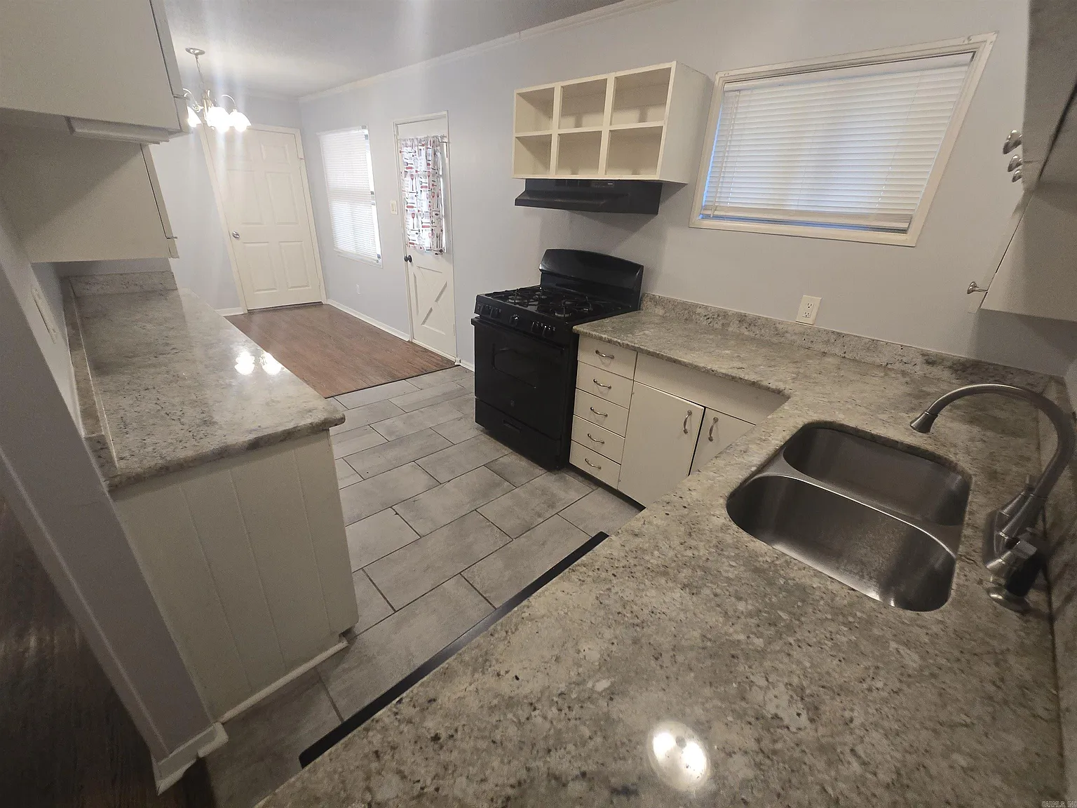 3 bed, 1.5 bath, 1008 sqft, $1,050 — Photo 4