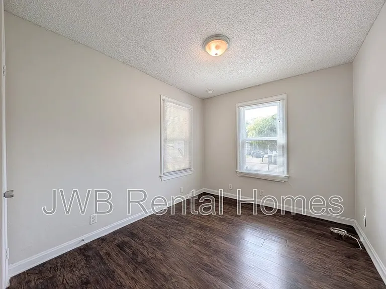 217 E 48th St — Photo 5