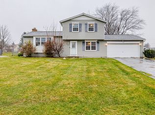 99 Squire Dale Ln, Rochester, NY 14612