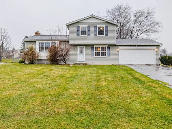99 Squire Dale Ln, Rochester, NY 14612
