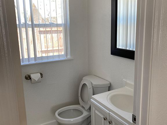 4th image of 1058 Glenrose Ave