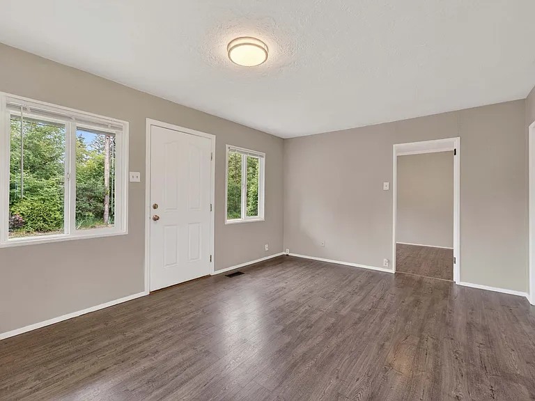 2401 NE Everett Rd — Photo 7