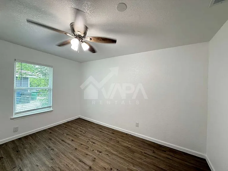 242 Glamis Ave — Photo 9