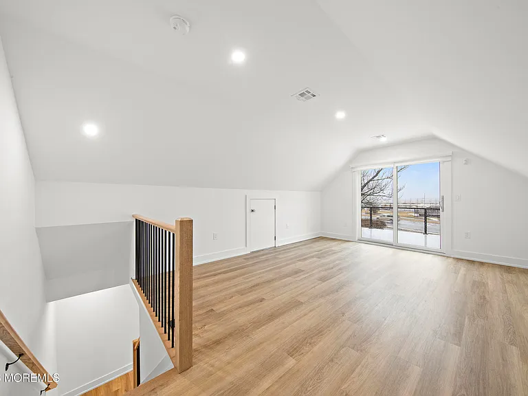 427 Hoyt St — Photo 36