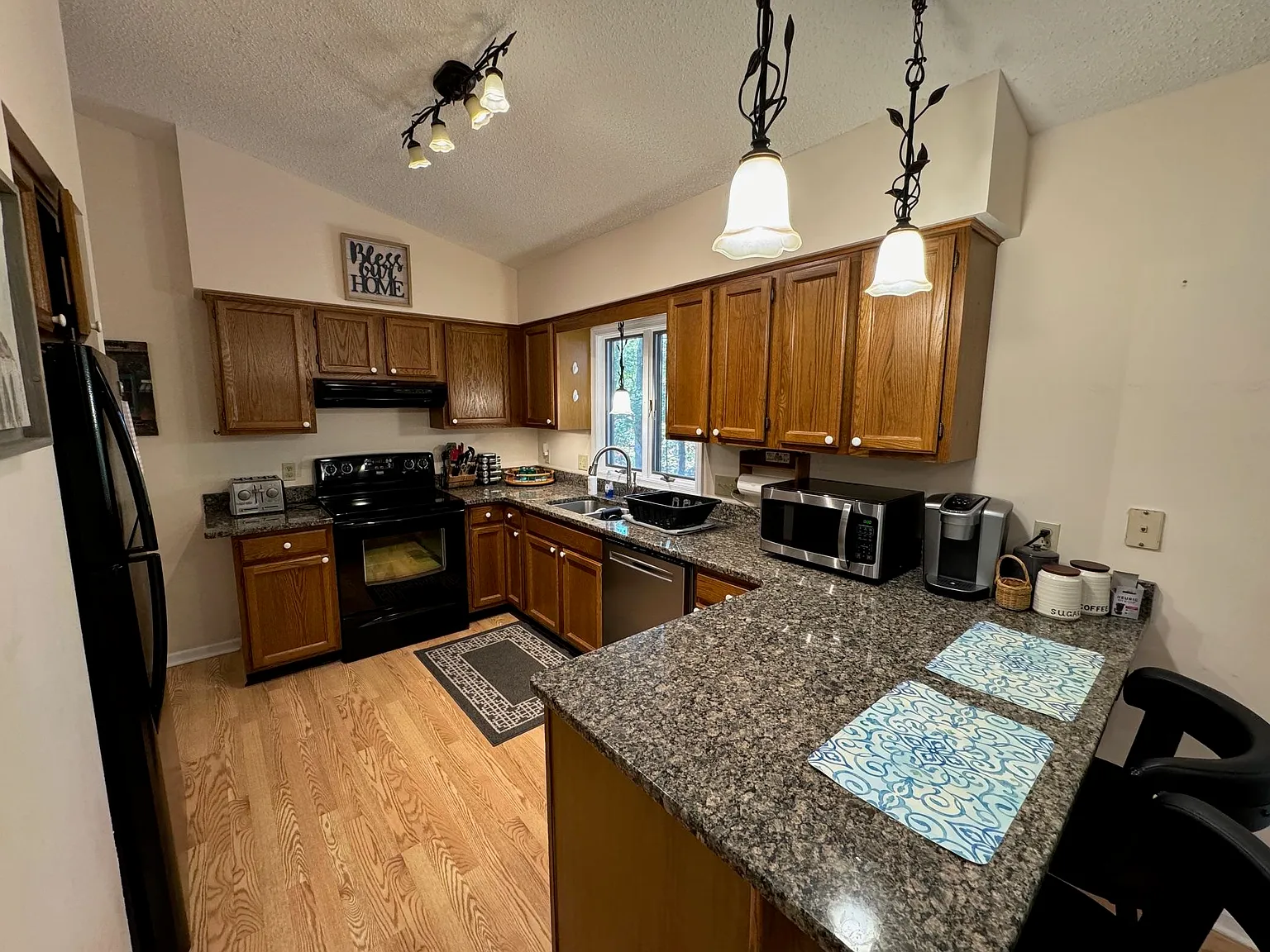 3 bed, 3.0 bath, 2061 sqft, $2,400 — Photo 4