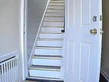 3 bed, 1.0 bath, 800 sqft, $2,400 — Photo 2