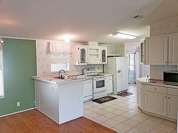 4th image of 573 Clover Ln